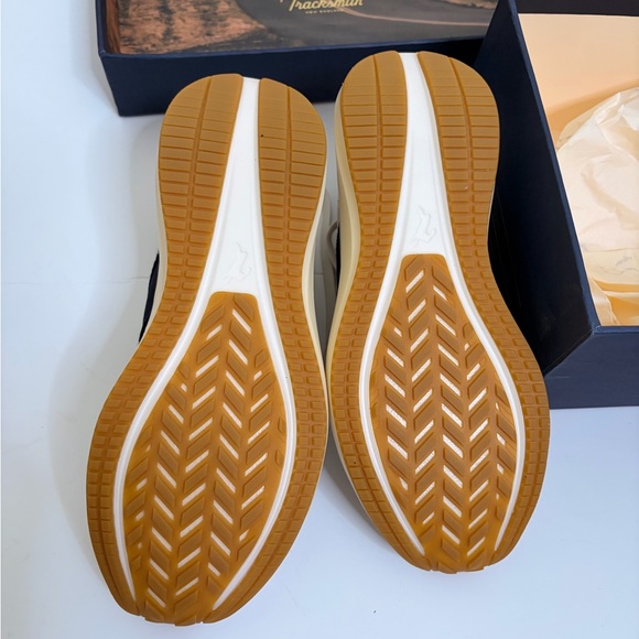 NWT - Tracksmith Eliot Runner 🔥👟 Size W6.5 or M5 - ivory/navy - Picture 4 of 16